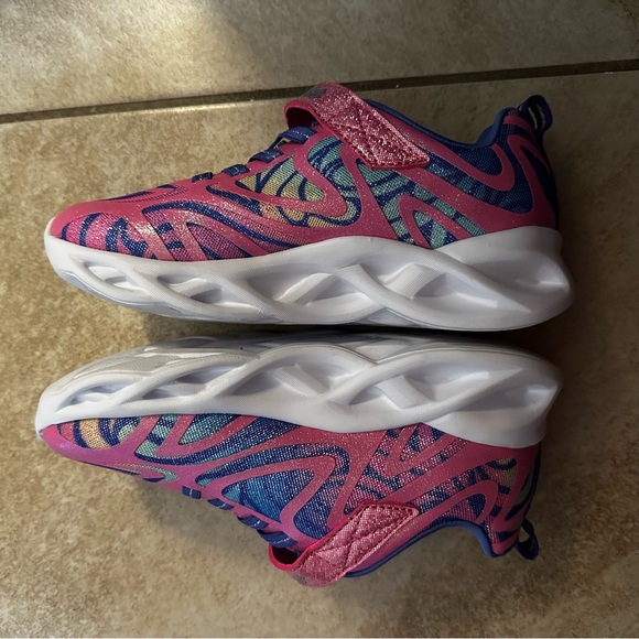 Sketchers light ups. Size 2 - Picture 6 of 6